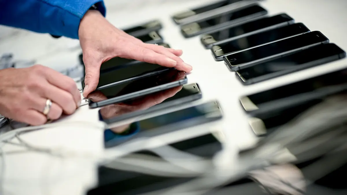 Der Mitarbeiter soll die iPhones über viele Jahre hinweg privat verkauft haben. (Symbolbild)