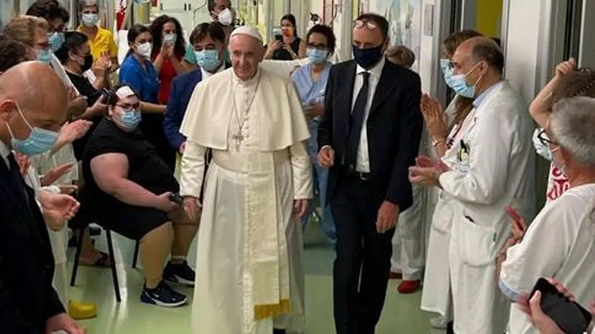 Papst Franziskus nach Darm-OP aus Krankenhaus entlassen
