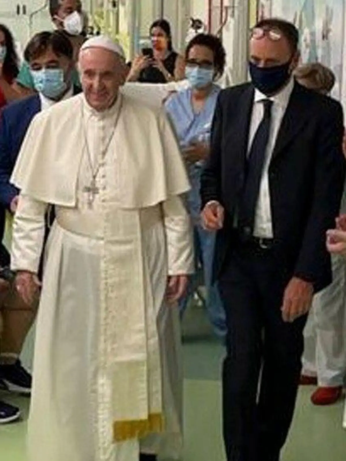 Papst Franziskus nach Darm-OP aus Krankenhaus entlassen