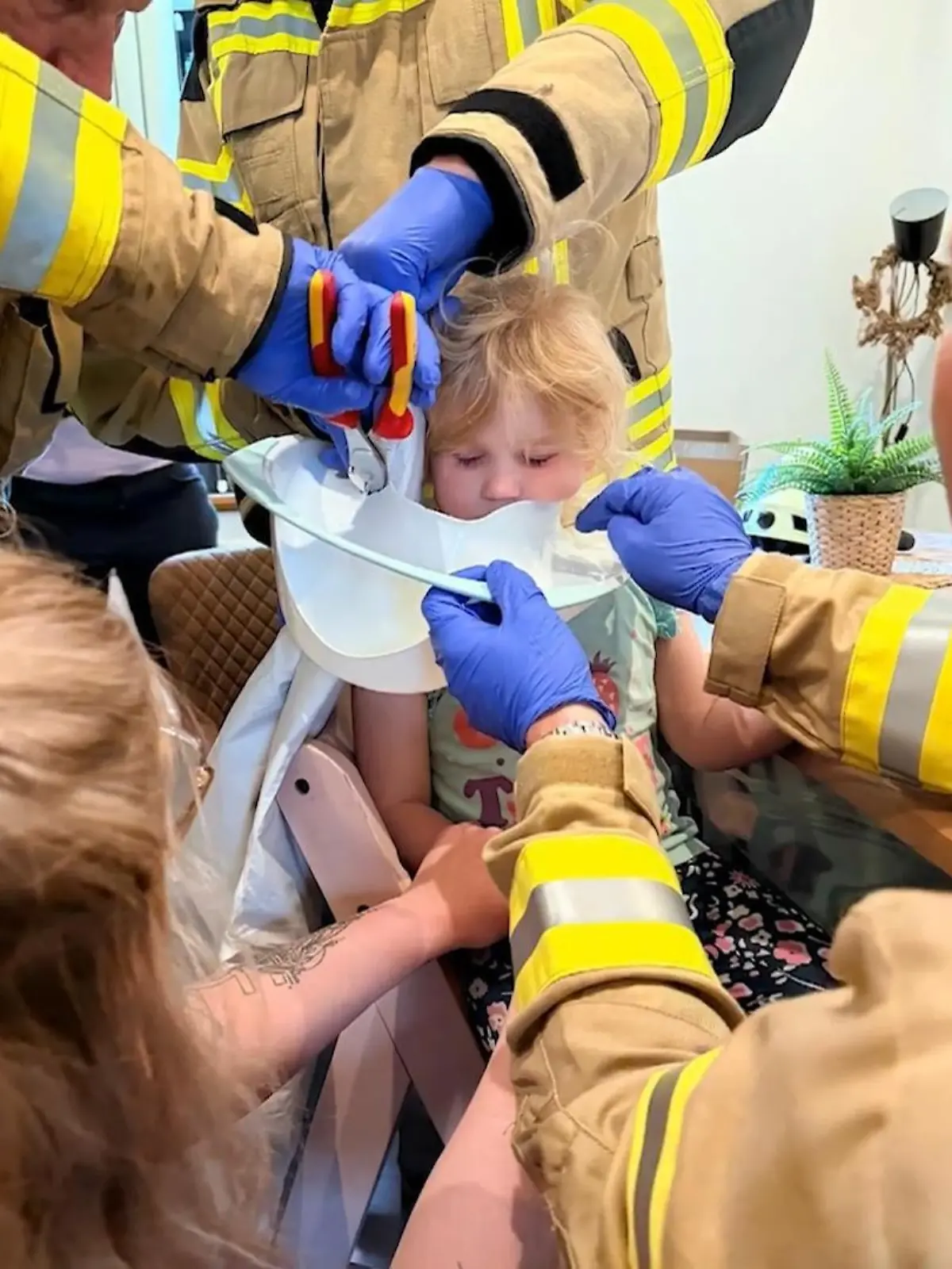 Bild zu: "Mission Klobrille! Feuerwehr befreit Dreijährige aus misslicher Lage"