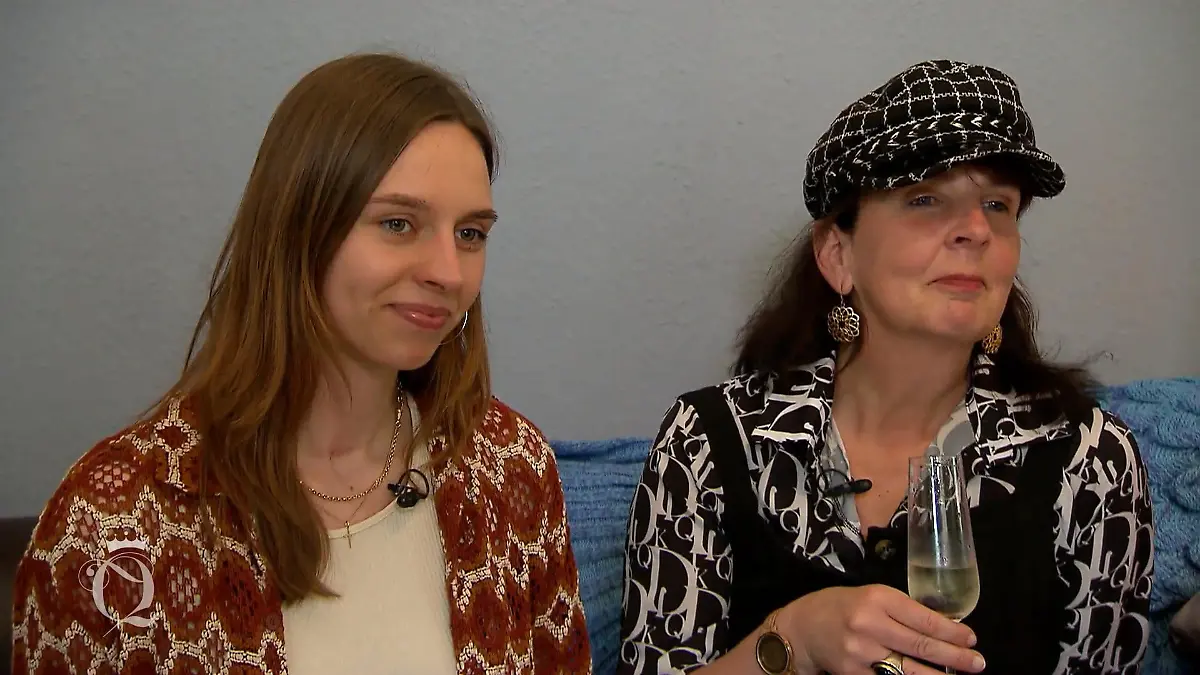 Shopping Queen: Zwei skeptisch dreinblickende Frauen