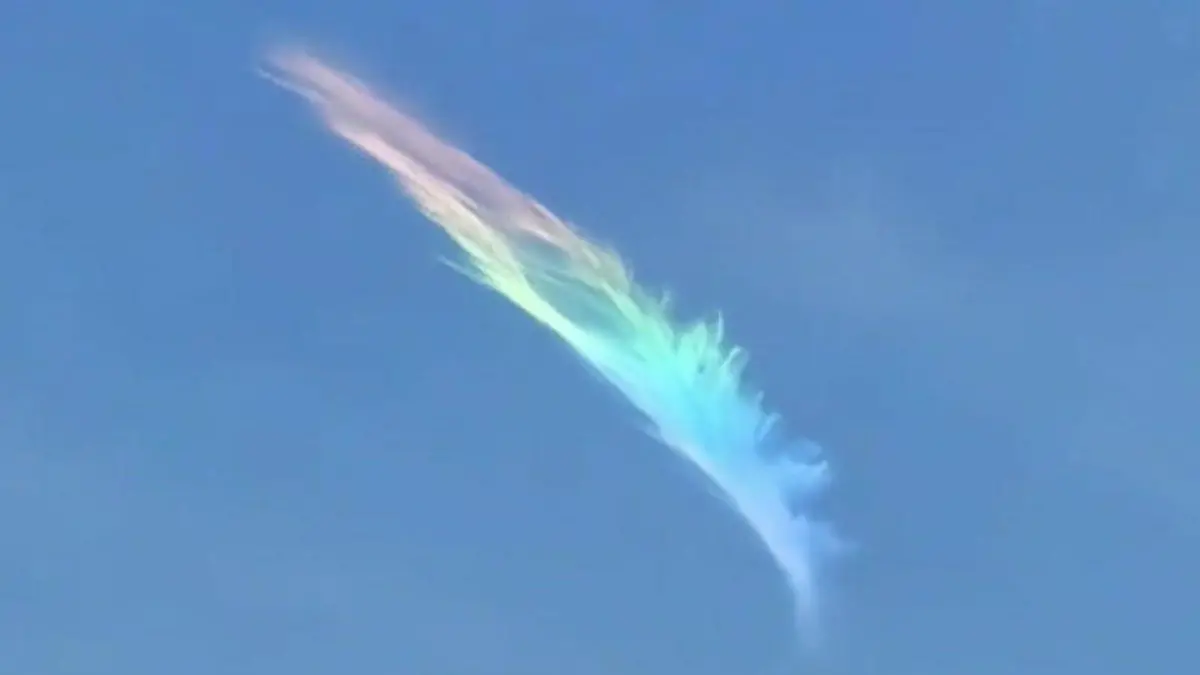 Extrem seltenes Wetterphänomen! Diese Wolke leuchtet wie ein Regenbogen Farbspektakel am Himmel