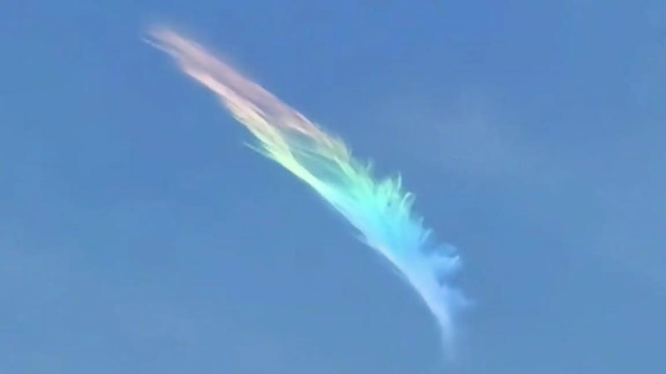 Extrem seltenes Wetterphänomen! Diese Wolke leuchtet wie ein Regenbogen Farbspektakel am Himmel