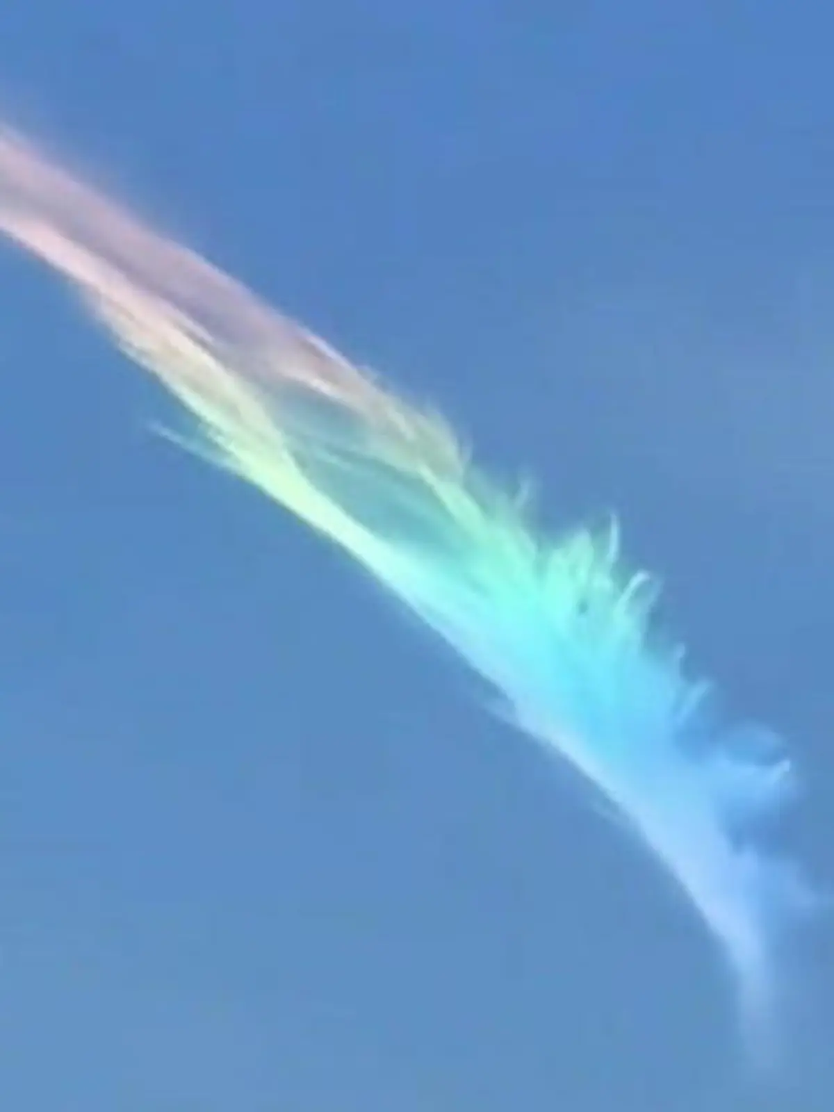Bild zu: "Extrem seltenes Wetterphänomen! Diese Wolke leuchtet wie ein Regenbogen"