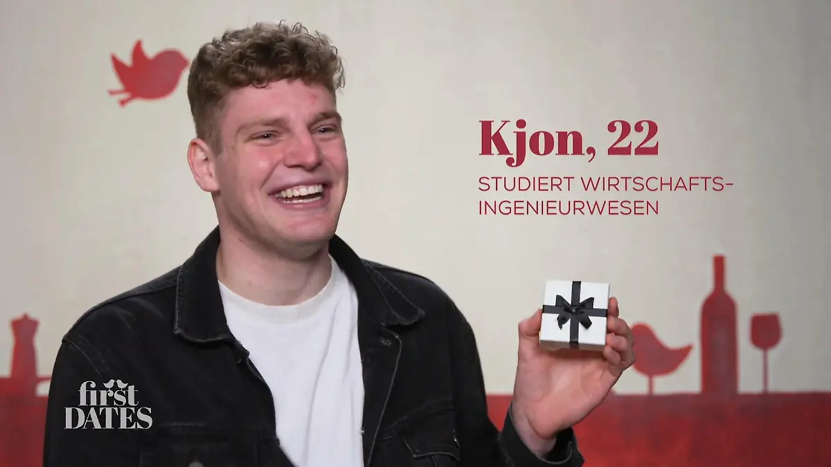 First Dates – Ein Tisch für Zwei: Single Kjon hält die Geschenkbox lachend in die Kamera