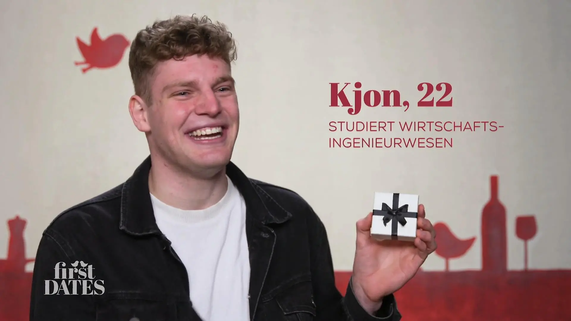 First Dates – Ein Tisch für Zwei: Single Kjon hält die Geschenkbox lachend in die Kamera