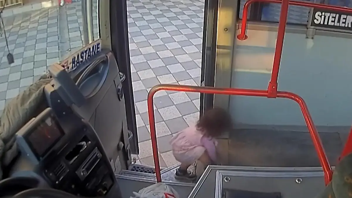Eltern vom Shoppen abgelenkt! Mädchen (2) steigt alleine in Bus – Fahrer fährt los Plötzlich hört er ein Weinen