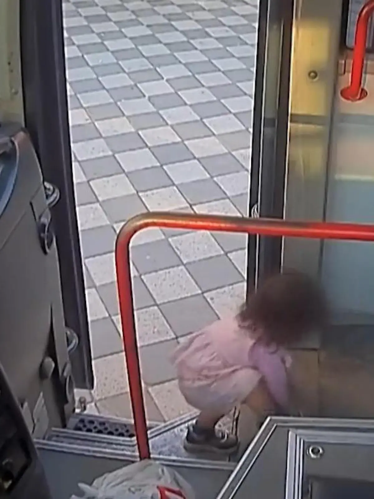 Bild zu: "Eltern vom Shoppen abgelenkt! Mädchen (2) steigt alleine in Bus – Fahrer fährt los"
