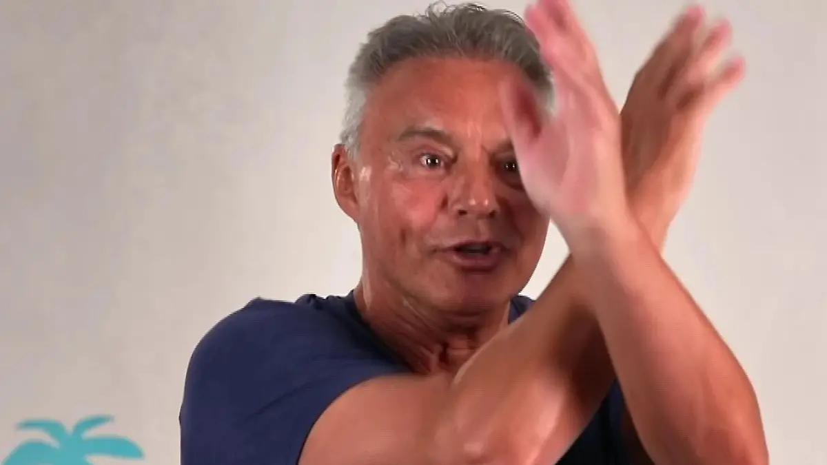 Gerd im Portrait, die Unterarme vor dem Gesicht verkreuzt.