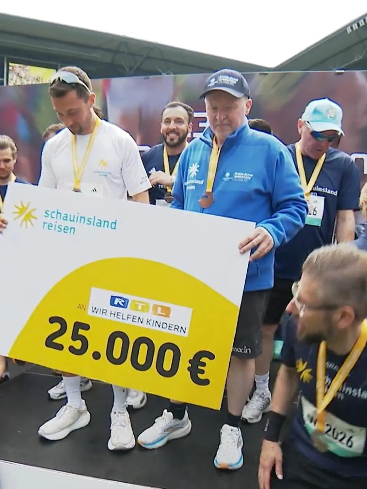 Bild zu: "Joey Kelly läuft Marathon mit 42 Nationen"
