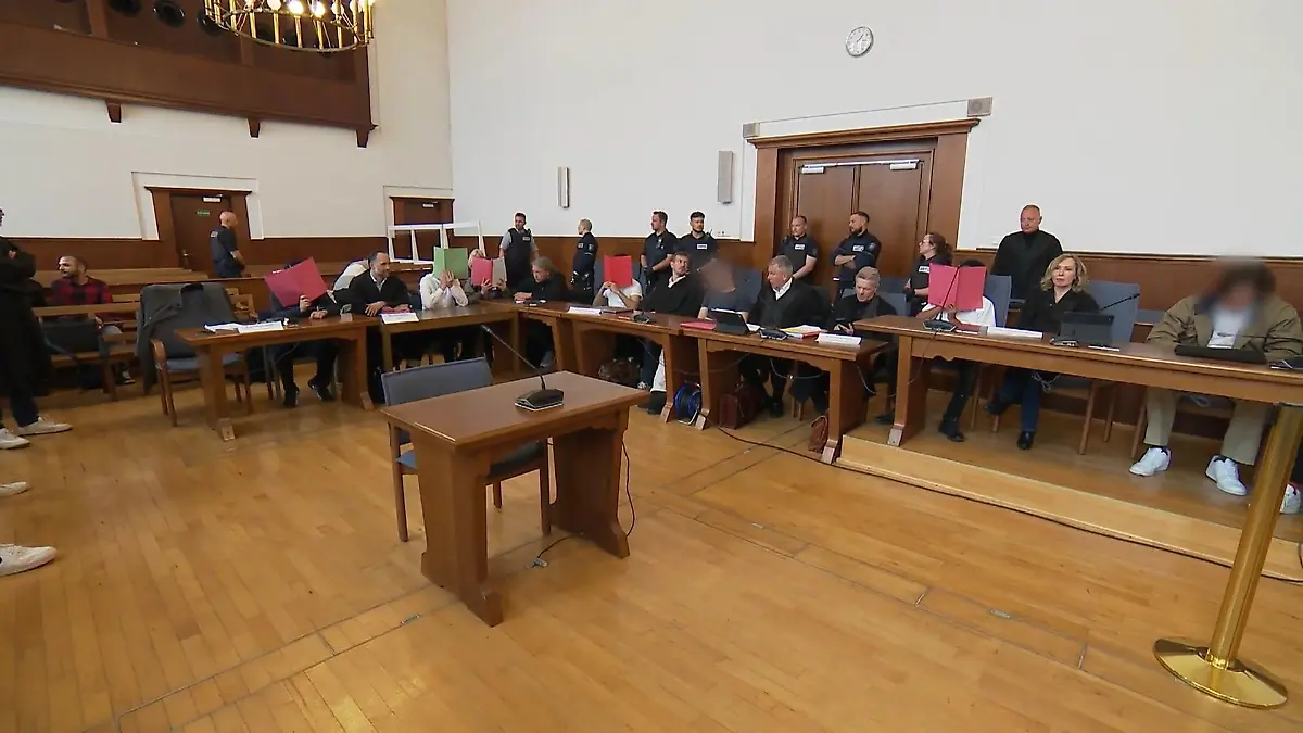 Prozessauftakt gegen „Knappi-Gang“ Tritte gegen Opfer