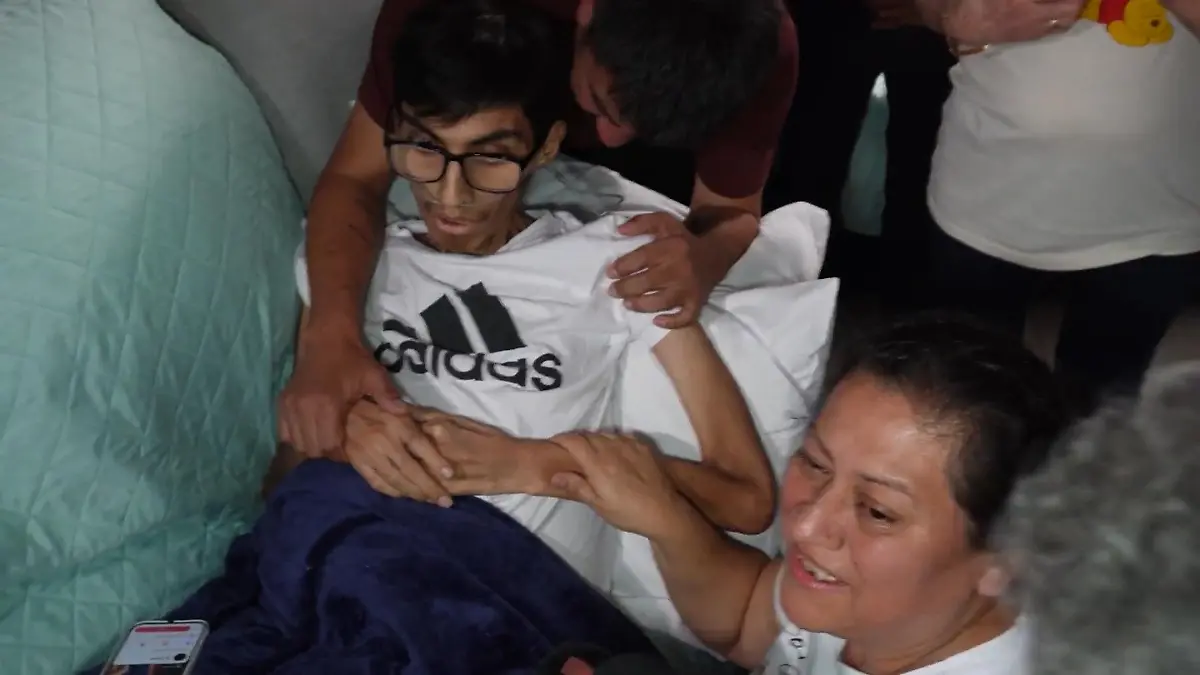 Eltern in Abschiebehaft! Todkranker Kevin (18) will sie ein letztes Mal umarmen Ab jetzt wird er ihr Schutzengel sein