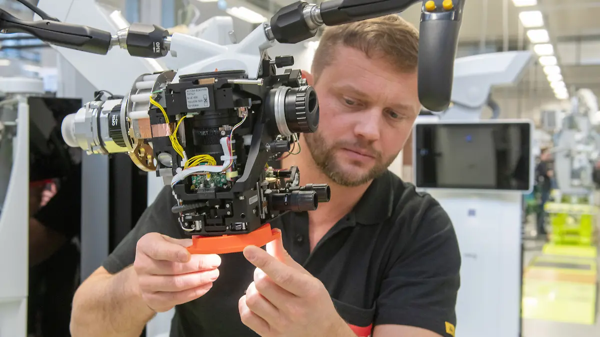 Alexander Schwarz montiert bei der Zeiss Meditec AG ein neurochirurgisches Visualisierungssystem. Der Mutterkonzern Carl Zeiss AG gibt am 11.12.2019 seine Jahrespressekonferenz.