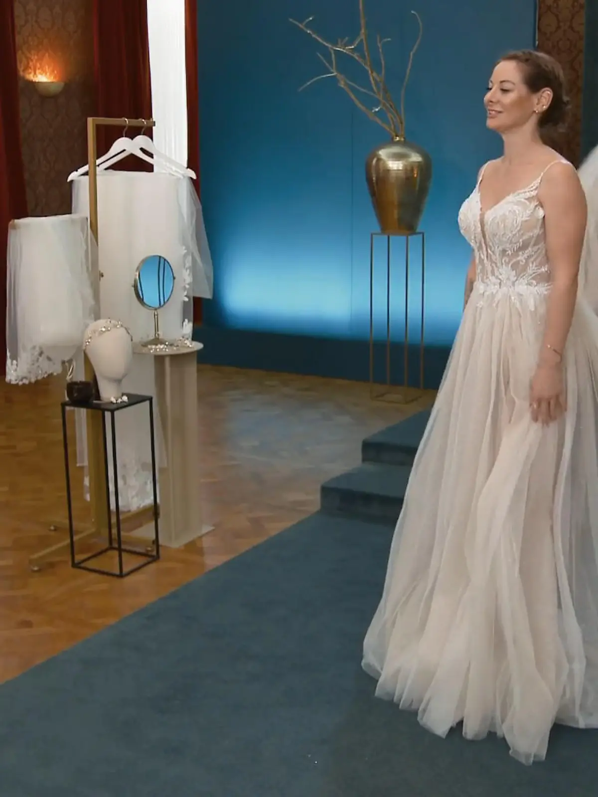 Bild zu: "Anne trifft auf ihr Wunschkleid"