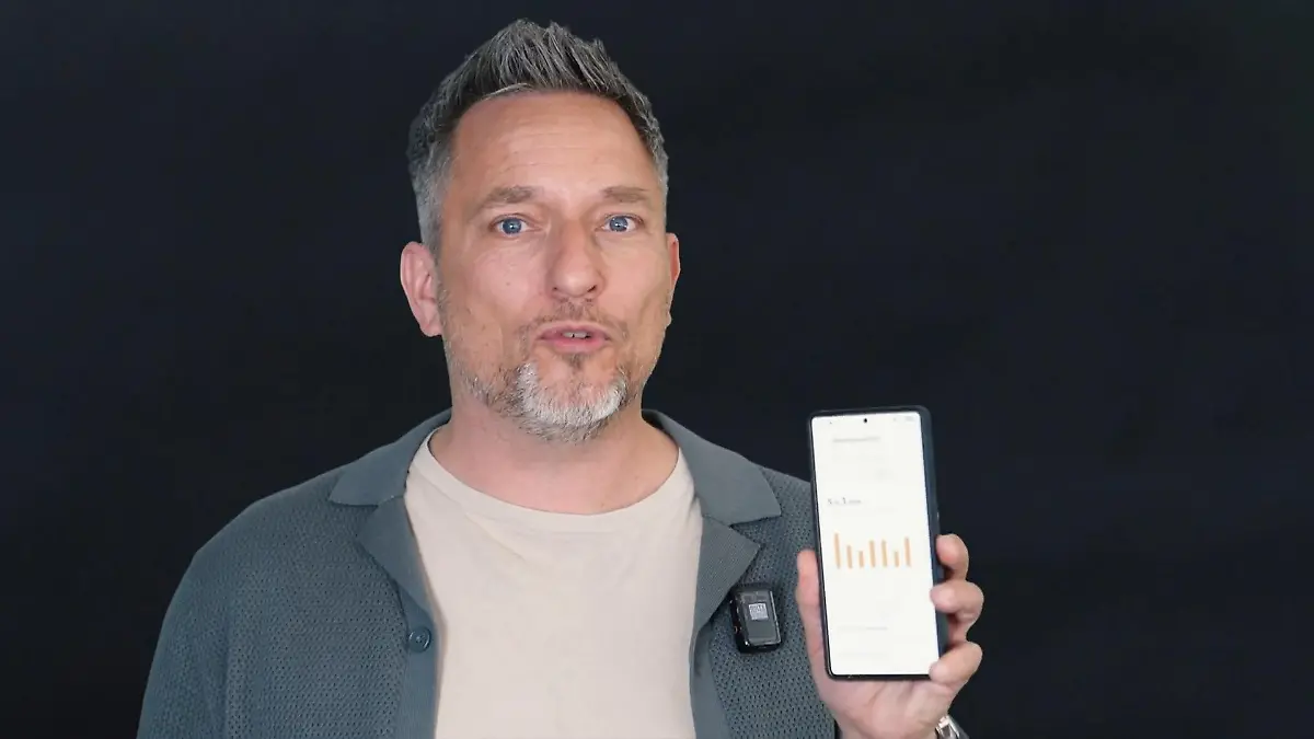 Lars Pape zeigt uns seinen Handybildschirm. 