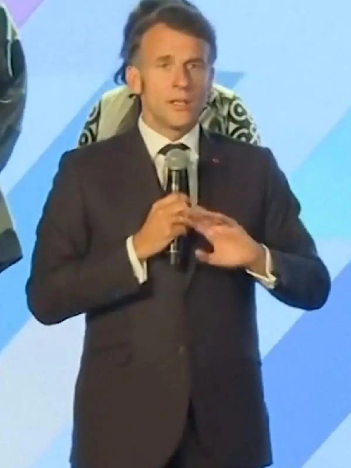 Bild zu: "Emmanuel Macron platzt der Kragen – und stürmt auf die Bühne!"