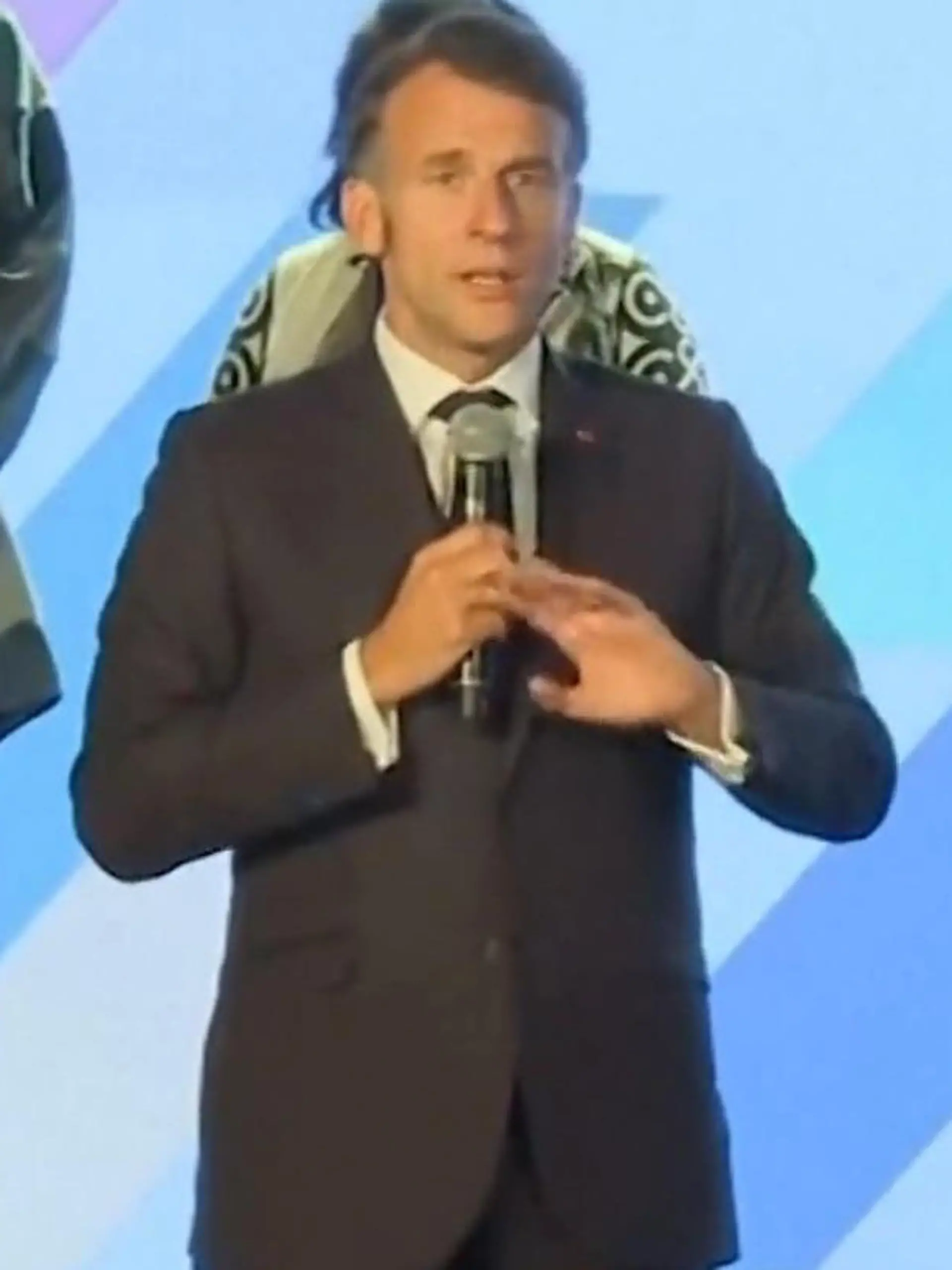 Bild zu: "Emmanuel Macron platzt der Kragen – und stürmt auf die Bühne!"
