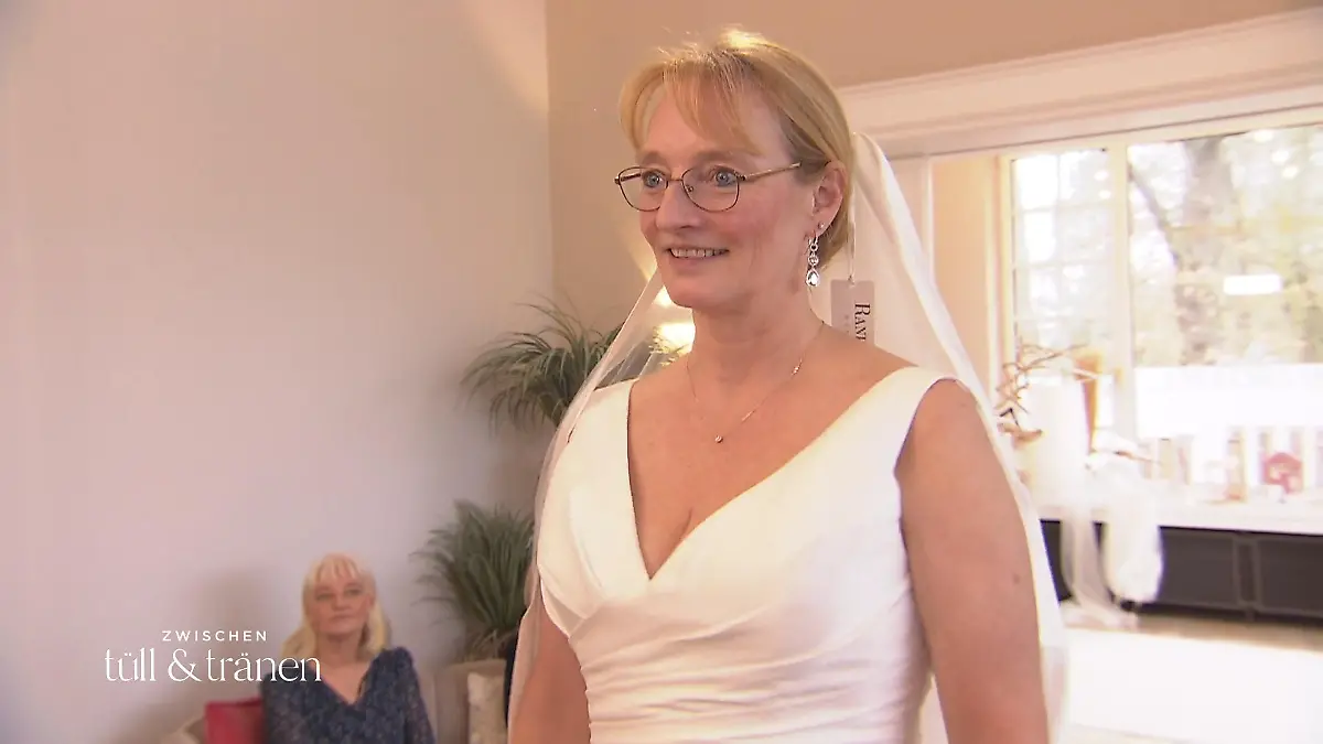 Kann Vanessa Huber Braut Birgit vom cleanen Kleid mit Schleier überzeugen? Überzeugt der Schleier?