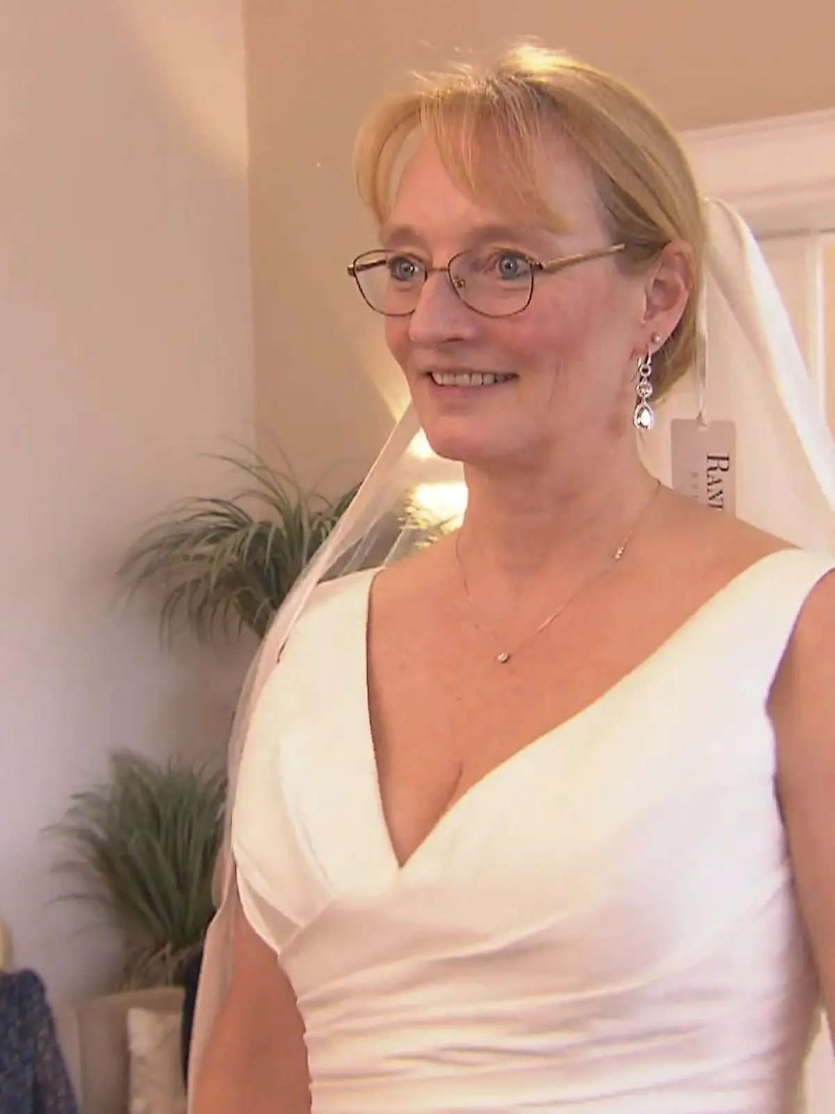 Bild zu: "Kann Vanessa Huber Braut Birgit vom cleanen Kleid mit Schleier überzeugen?"