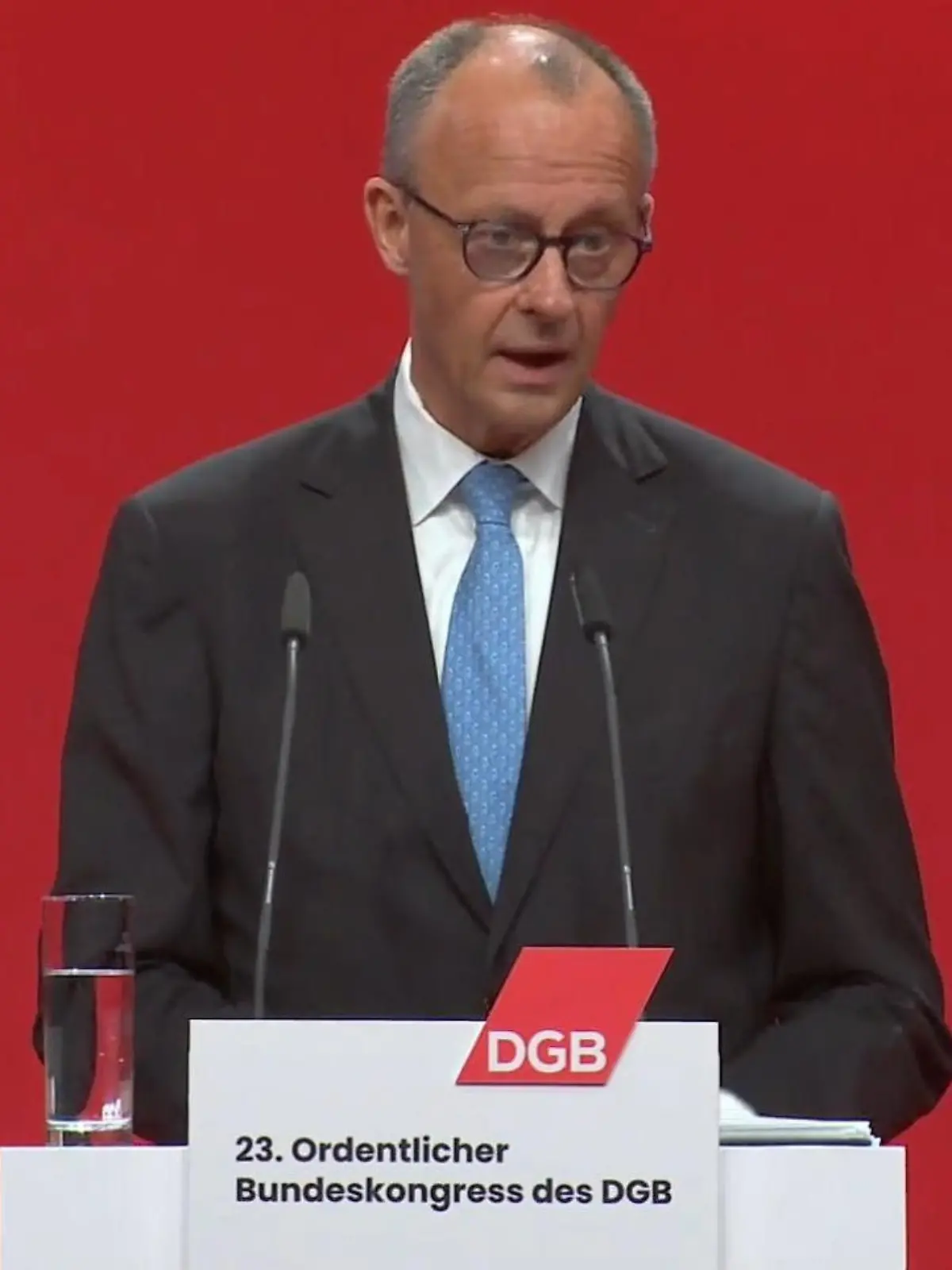 Bild zu: "Ausgelacht und ausgebuht! Bundeskanzler Friedrich Merz erlebt Horror-Auftritt"