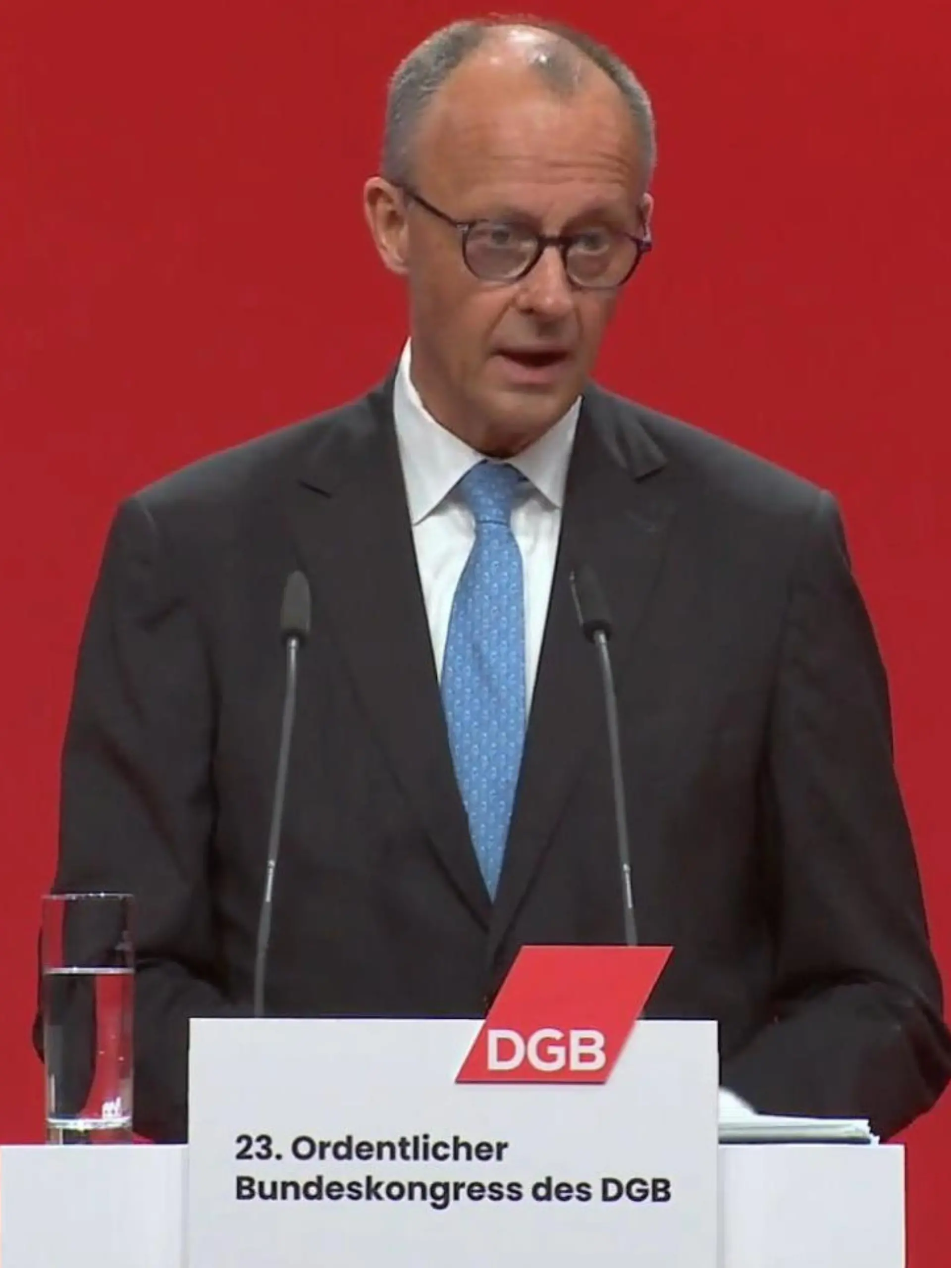 Bild zu: "Ausgelacht und ausgebuht! Bundeskanzler Friedrich Merz erlebt Horror-Auftritt"