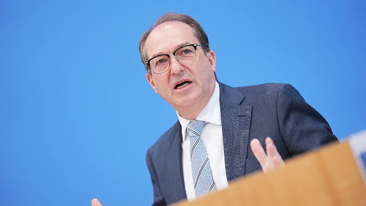 Alexander Dobrindt (CSU), Bundesinnenminister, nimmt an der Pressekonferenz zur Vorstellung des BKA-Bundeslagebildes Cybercrime teil.