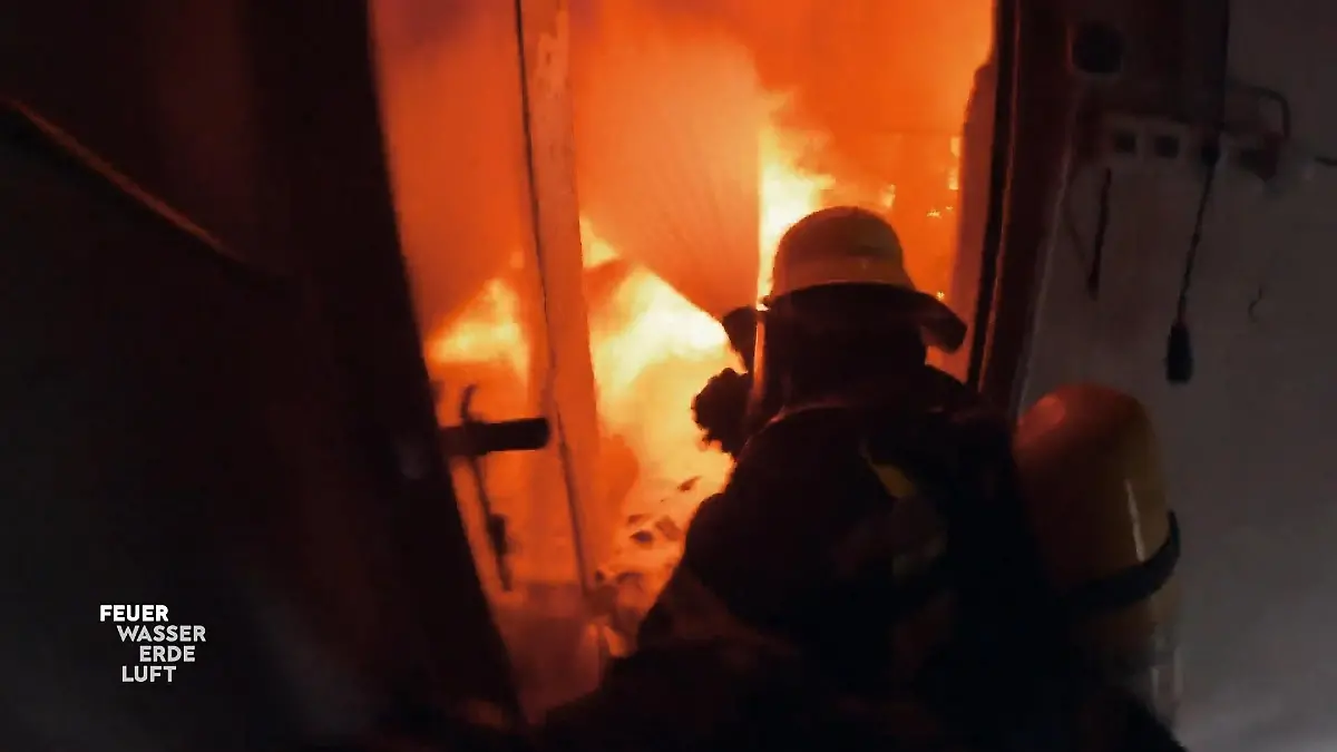 Feuerwehr kämpft gegen die Flammen "Eine rote Flammenwand"