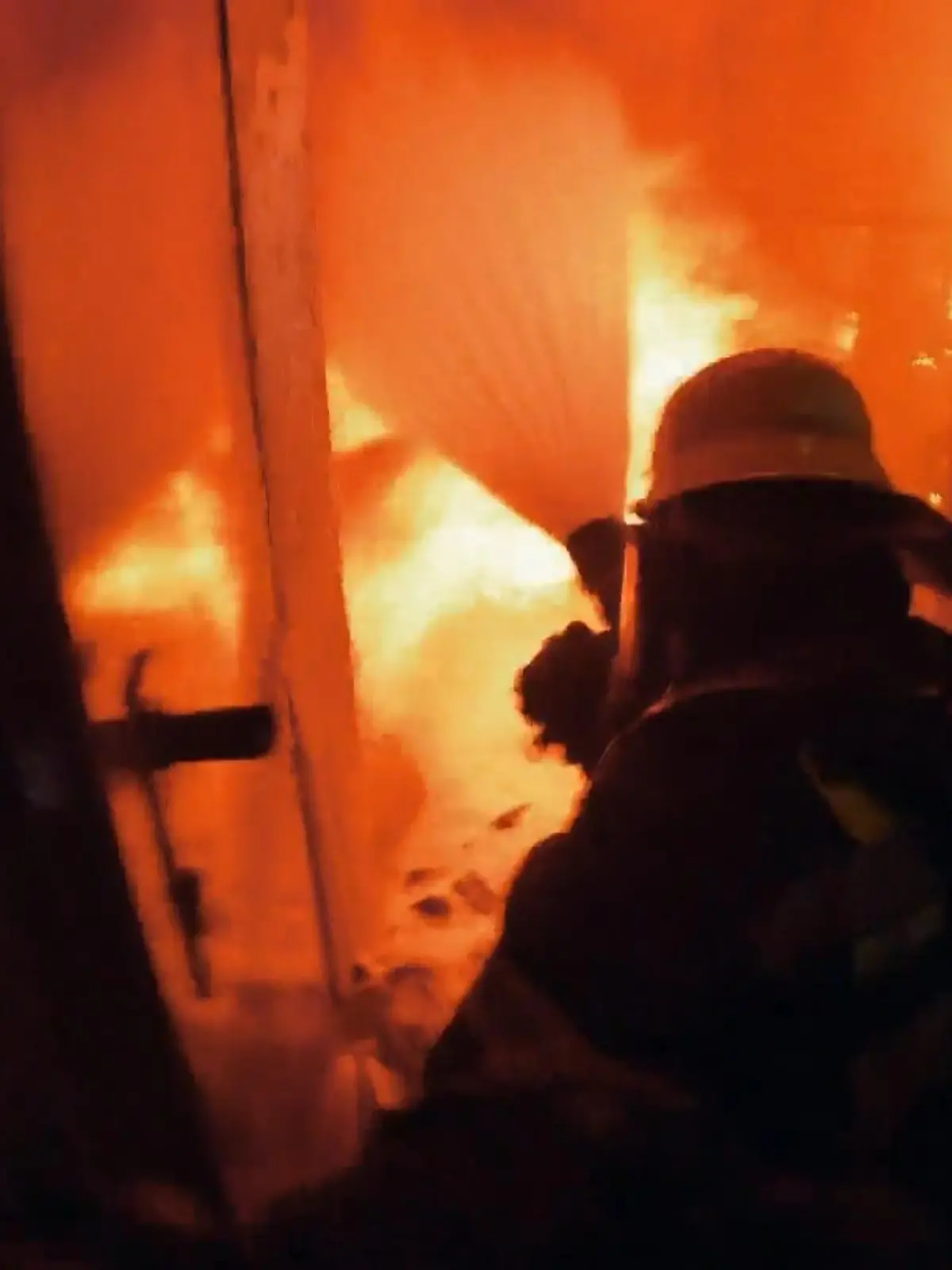 Bild zu: "Feuerwehr kämpft gegen die Flammen"