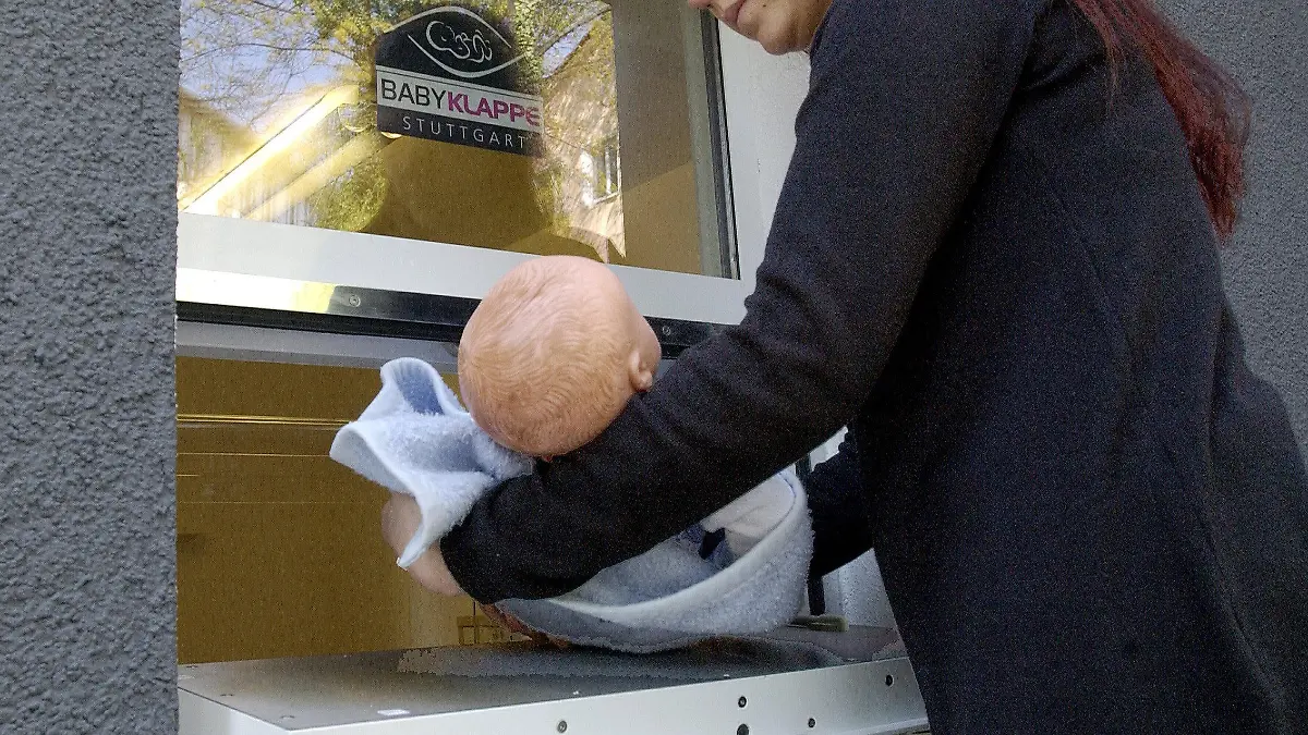 ARCHIV - Die gestellte Aufnahme zeigt die sogenannte "Babyklappe" in Stuttgart, wo Neugeborene anonym abgegeben werden können (Archivfoto vom 03.04.2002). Babyklappen schaden nach Ansicht des Kinderhilfswerkes terre des hommes mehr als sie nützen. «Die Zahl ausgesetzter oder getöteter Kinder ist seit der Einführung der Klappen nicht zurückgegangen», sagte der Adoptionsexperte Wacker am Donnerstag (03.01.2008) in einem Gespräch mit der Deutschen Presse-Agentur dpa. Zudem drohten den Kindern, die anonym geboren werden, später seelische Schäden, weil sie niemals ihre Herkunft erfahren könnten.  Foto: Marijan Murat dpa +++(c) dpa - Bildfunk+++