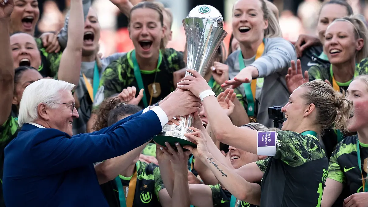 2024 nach dem Finale gegen Bayern durfte Alexandra Popp den DFB-Pokal in die Höhe stemmen - und diesmal? (Archivbild)