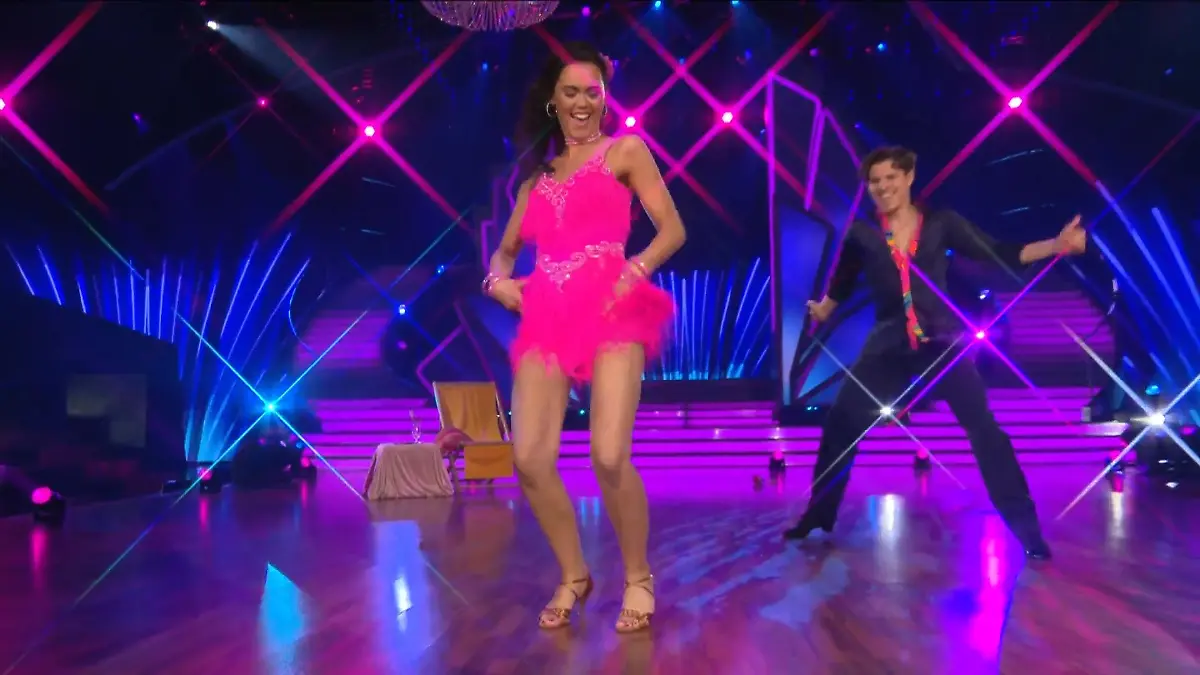 Vanessa Neigert lässt bei der Salsa die Hüften kreisen Urlaubsfeeling bei "Let's Dance"