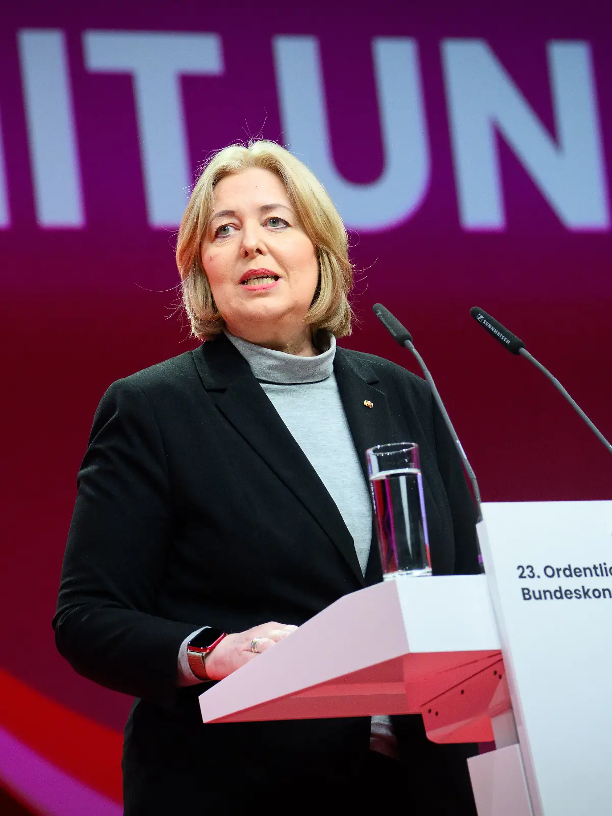 Bärbel Bas (SPD), Bundesministerin für Arbeit und Soziales, spricht beim 23. Ordentlichen Bundeskongress des Deutschen Gewerkschaftsbundes (DGB) im Estrel Congress Center. Der viertägige DGB-Bundeskongress steht in diesem Jahr unter dem Motto „Stärker mit uns“. +++ dpa-Bildfunk +++