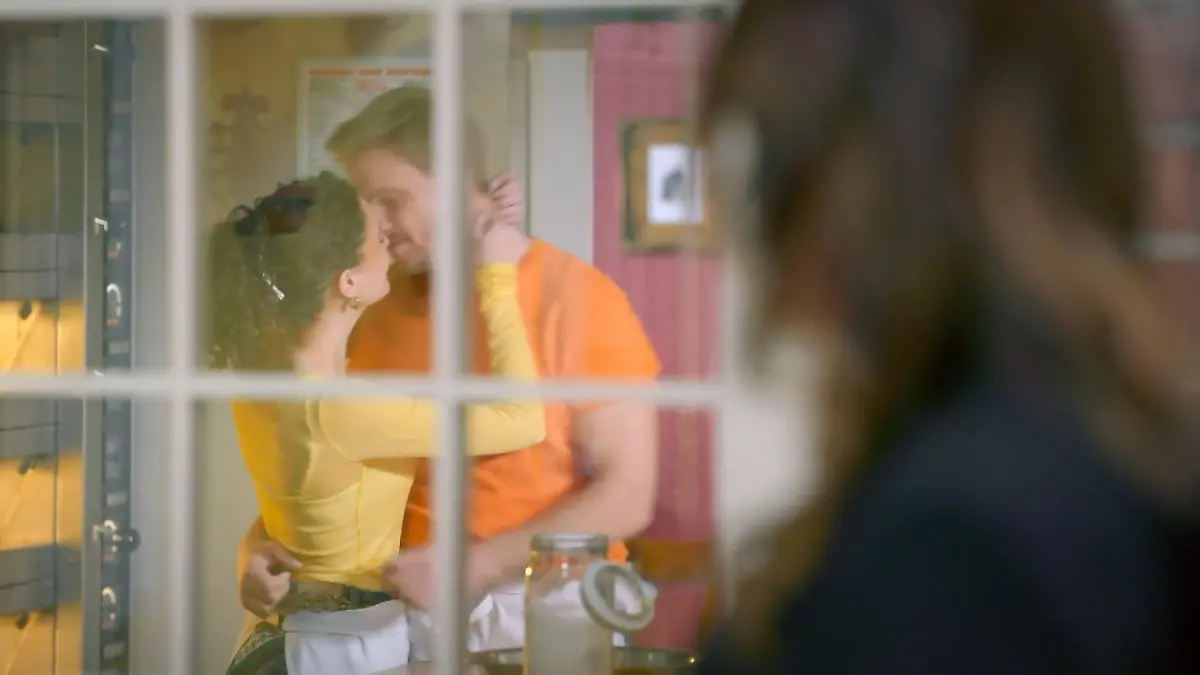Britta sieht, wie nahe Naomi und Alexander sich bereits sind „Unter uns“-Folge vom 25.05.26 auf RTL+