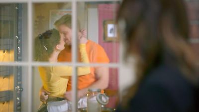 Bild von Britta sieht, wie nahe Naomi und Alexander sich bereits sind
