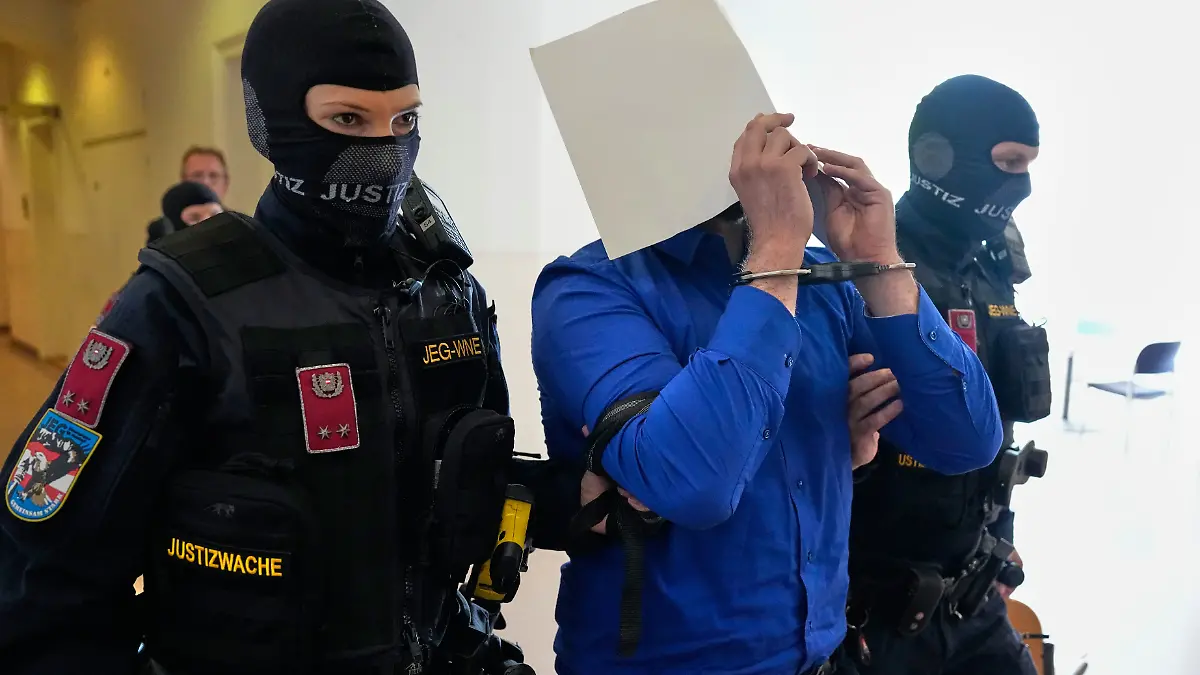 Der Angeklagte verbirgt sein Gesicht hinter Aktenordnern, als er aus dem Gerichtssaal des Bezirksgerichts geführt wird. Dort steht er vor Gericht, weil er einen Anschlag auf ein Konzert von Superstar-Sängerin Taylor Swift in Wien im August 2024 geplant haben und sich zur Gruppe Islamischer Staat bekannt haben soll. +++ dpa-Bildfunk +++