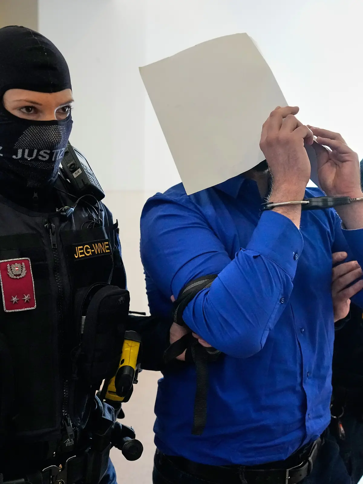 Der Angeklagte verbirgt sein Gesicht hinter Aktenordnern, als er aus dem Gerichtssaal des Bezirksgerichts geführt wird. Dort steht er vor Gericht, weil er einen Anschlag auf ein Konzert von Superstar-Sängerin Taylor Swift in Wien im August 2024 geplant haben und sich zur Gruppe Islamischer Staat bekannt haben soll. +++ dpa-Bildfunk +++