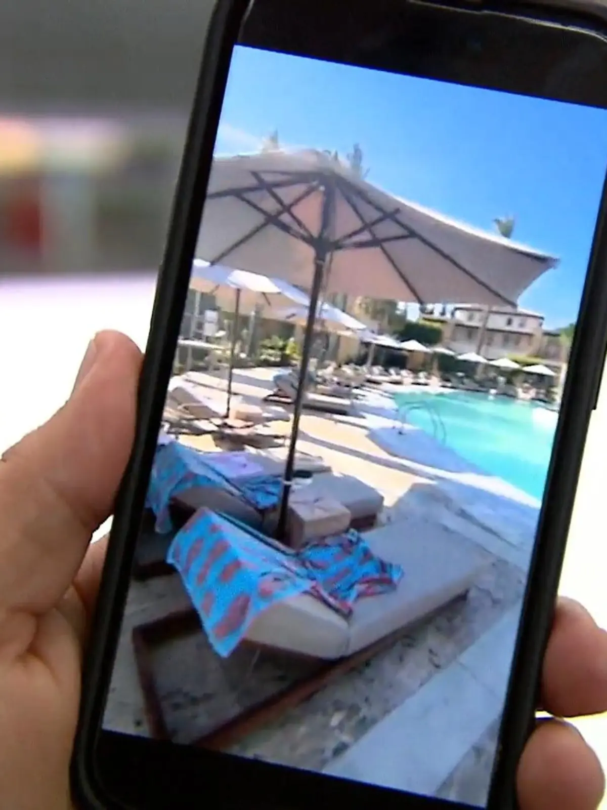 Bild zu: "Familie bekommt keine Poolliegen – Vater klagt und gewinnt"