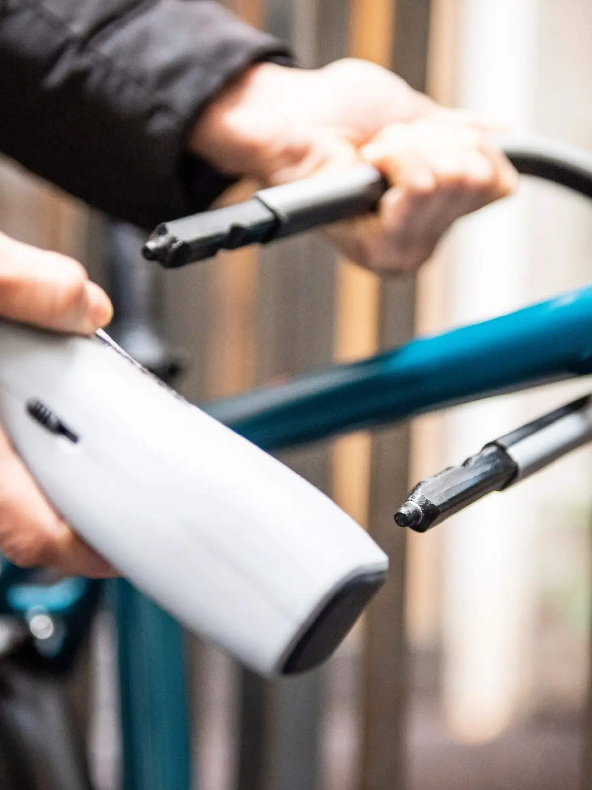 Anschluss gesucht - und gefunden: Wer sein Fahrrad an festen Objekten anschließt, macht es Dieben deutlich schwerer.