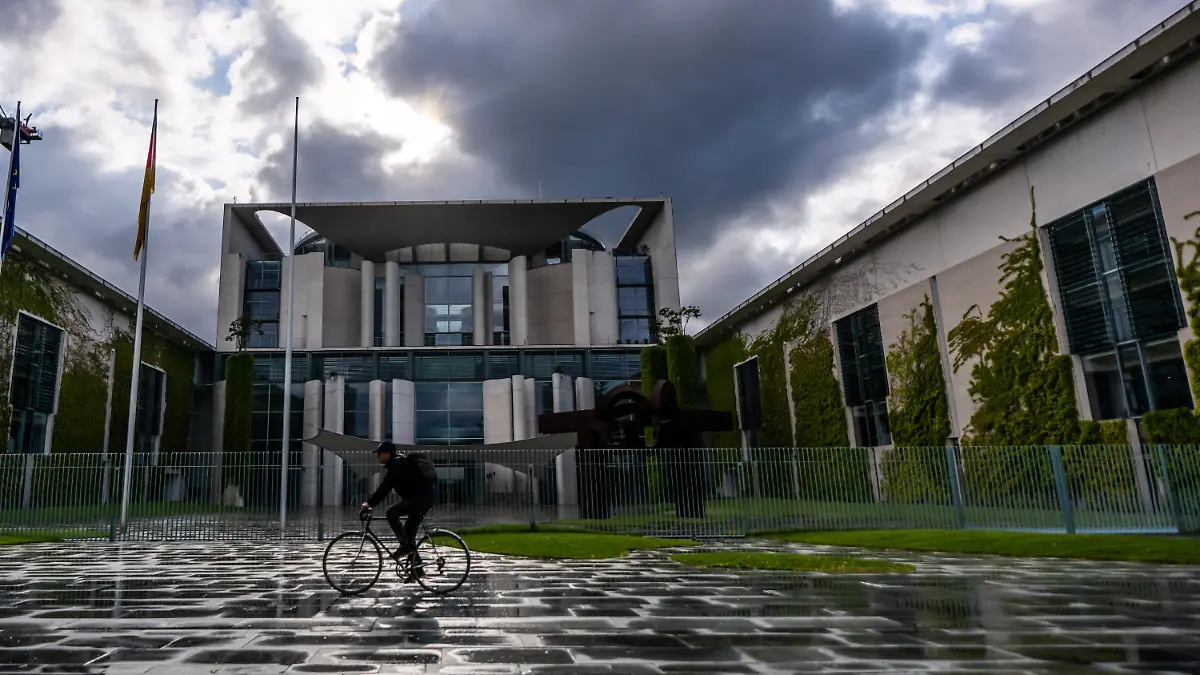 Regenwolken ziehen über das Kanzleramt während der Beratungen im Koalitionsausschuss.