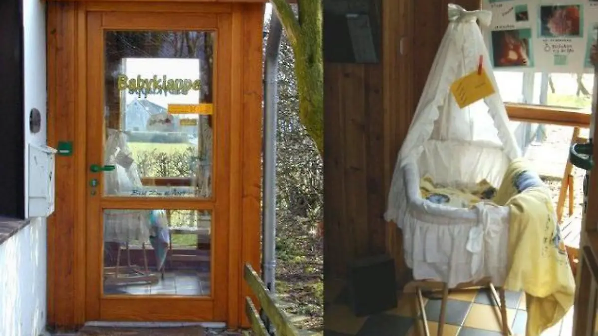 Man sieht den Eingang zu einem Raum mit einem Babybettchen drin.
