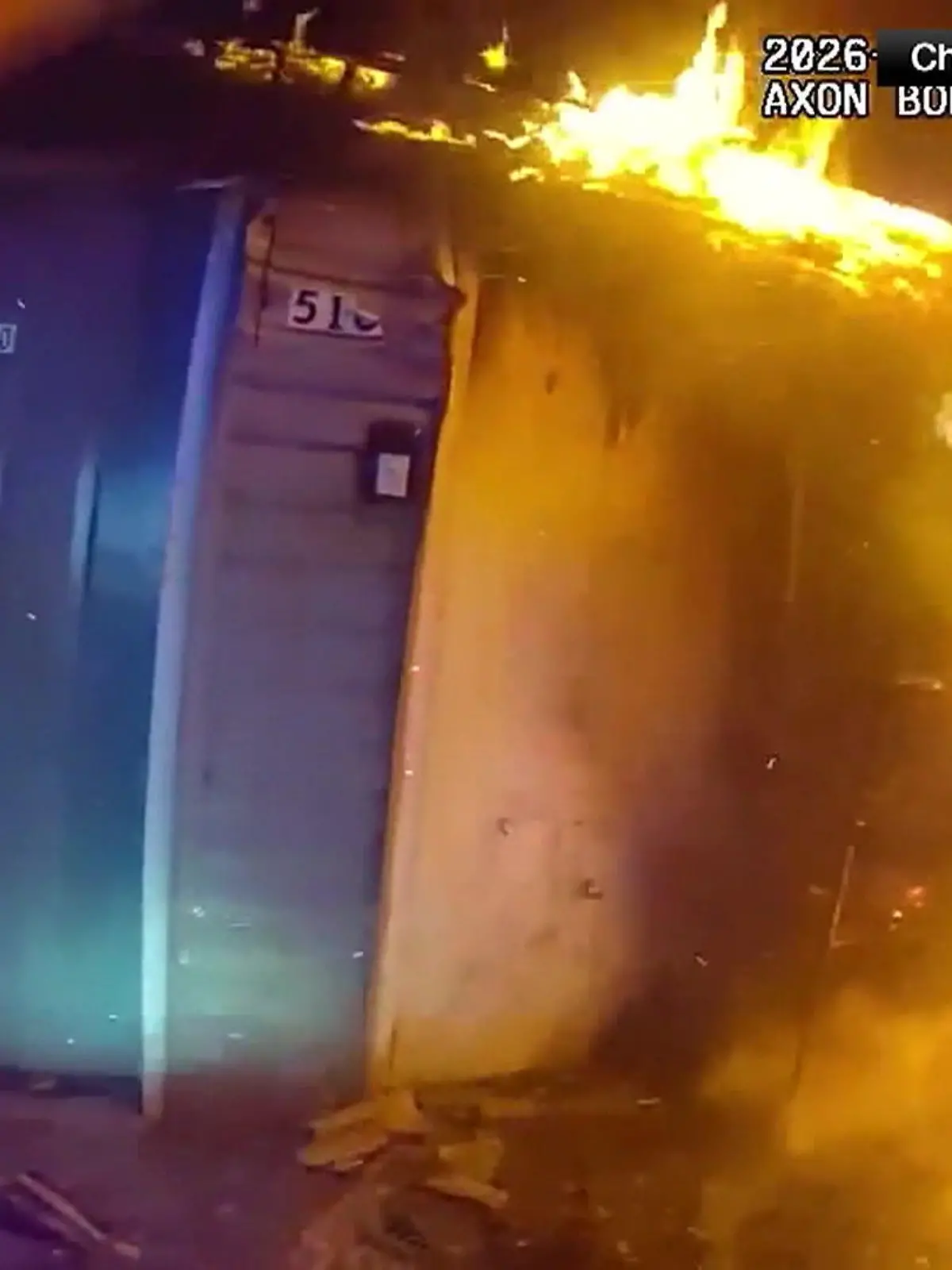 Bild zu: "Heldenhafter Polizist holt Familie aus Flammen"