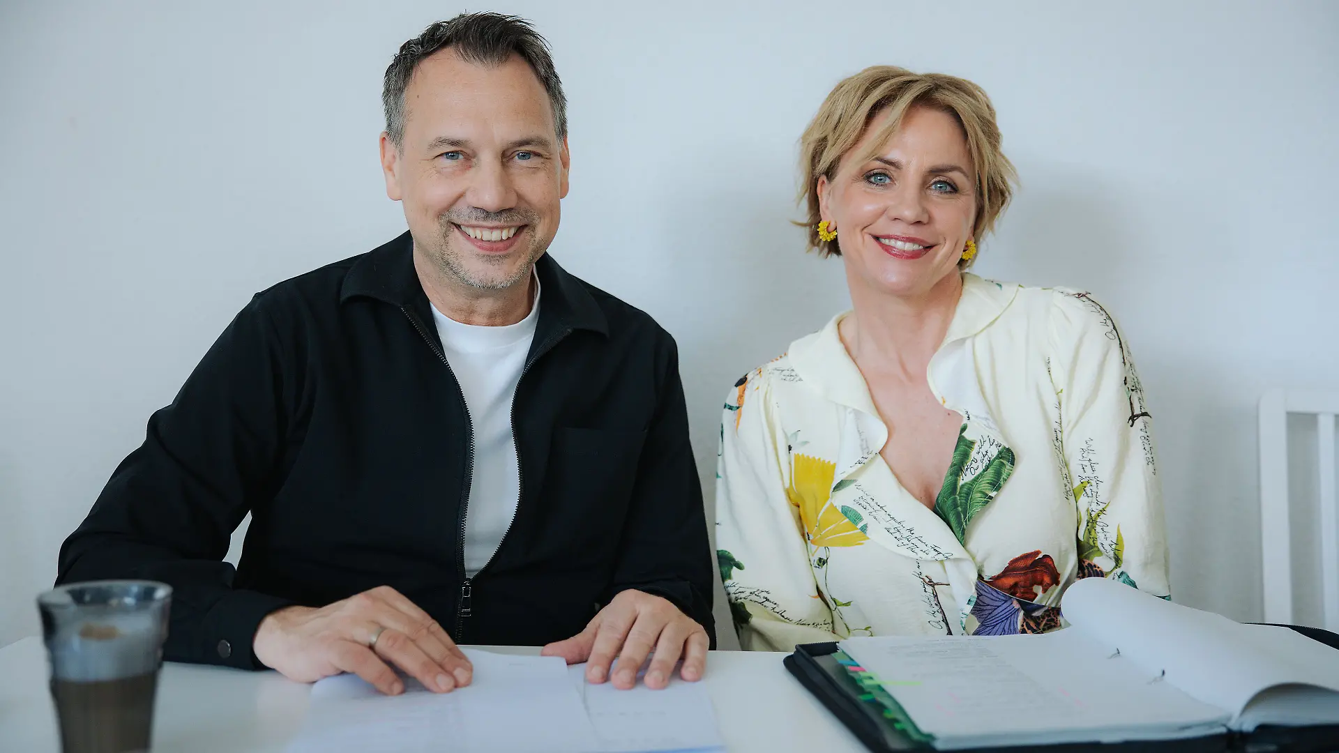 Bestsellerautor Sebastian Fitzek (l.) und GZSZ-Schauspielerin Gisa Zach proben gemeinsam Text und Szenen.
