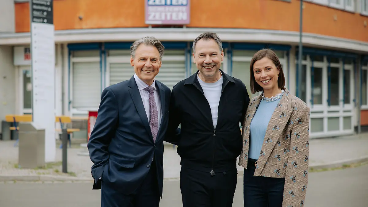 Bestsellerautor Sebastian Fitzek (l.) mit den GZSZ-Schauspielern Wolfgang Bahro und Anna-Katharina Fecher.