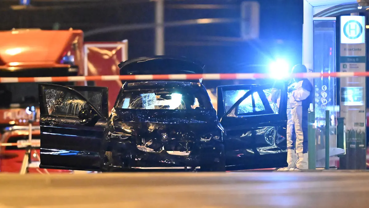 Die Spurensicherung arbeitet an einem Auto, mit dem ein Täter in eine Menschenmenge auf dem Weihnachtsmarkt in Magdeburg gefahren sein soll. Auf dem Weihnachtsmarkt in Magdeburg ist ein Autofahrer in eine Menschengruppe gefahren. (zu dpa: «Magdeburg-Täter vor Anschlag in sieben Verfahren involviert») +++ dpa-Bildfunk +++