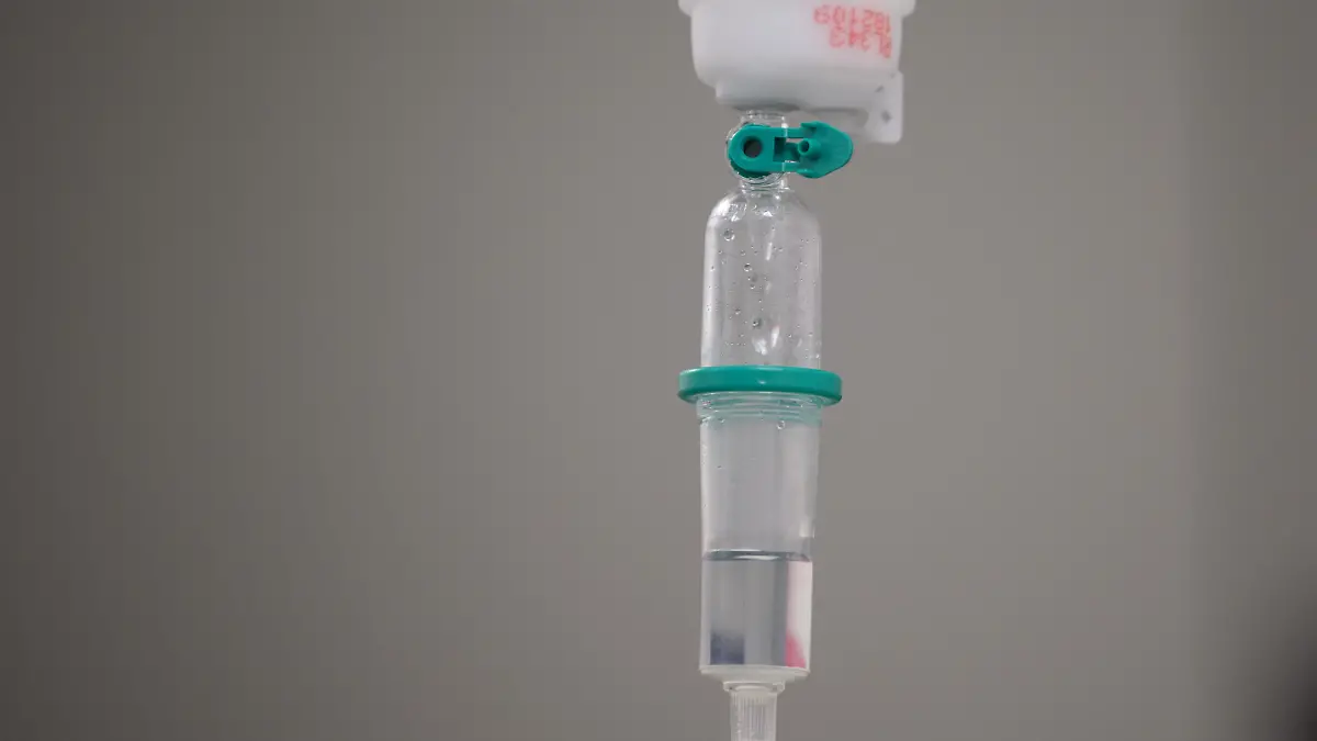 Eine Infusion wurde bei einem Patienten in einem Raum zur Vorbereitung einer Operation in einem Krankenhaus gelegt. (zu dpa: «Bundesinstitut warnt vor Risiken bei Drip-Spa-Infusionen») +++ dpa-Bildfunk +++