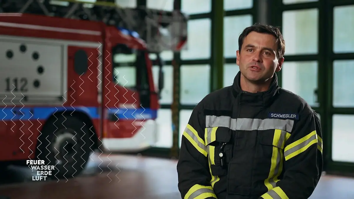 Feuer, Wasser, Erde, Luft – Retter in ihrem Element: Feuerwehrmann im Interview