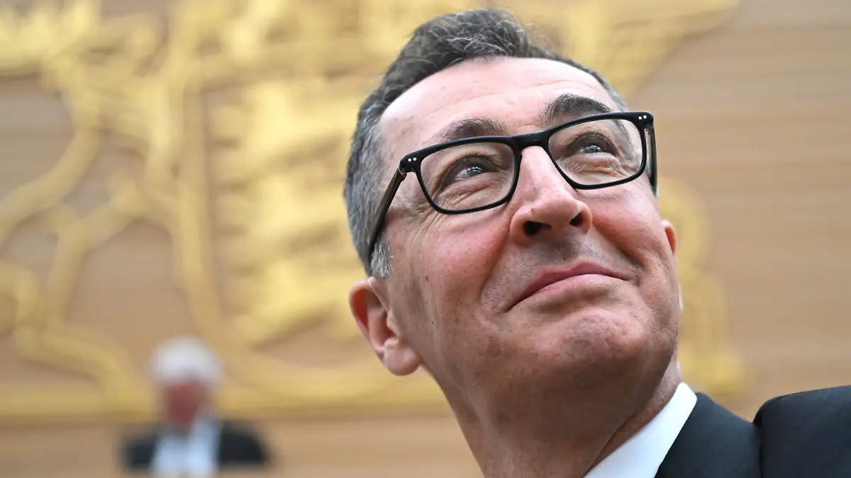 Cem Özdemir (Bündnis 90/Die Grünen), designierter Ministerpräsident von Baden-Württemberg, lächelt im Landtag. Cem Özdemir (Bündnis 90/Die Grünen) soll im Landtag zum neuen Ministerpräsidenten von Baden-Württemberg gewählt werden.