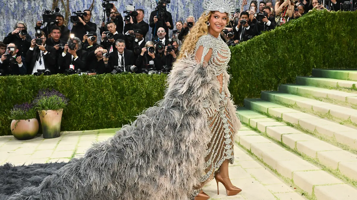 Beyoncé kommt Benefizgala des Metropolitan Museum of Art anlässlich der Eröffnung der Ausstellung "Costume Art" in New York. (zu dpa: «Mann nach Diebstahl von Beyoncé-Songs aus Auto verurteilt») +++ dpa-Bildfunk +++