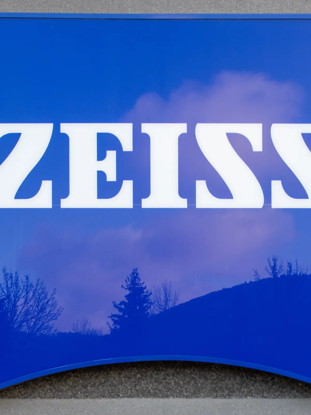 Am Werk der Zeiss Meditec AG hängt das Firmenlogo von Zeiss. (Zu dpa: "Corona-Pandemie lässt Gewinn bei Carl Zeiss Meditec bröckeln") +++ dpa-Bildfunk +++
