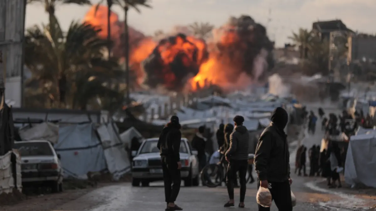 Rauch und Flammen steigen nach einem israelischen Militärschlag auf ein Ziel in Deir al-Balah im zentralen Gazastreifen auf. +++ dpa-Bildfunk +++
